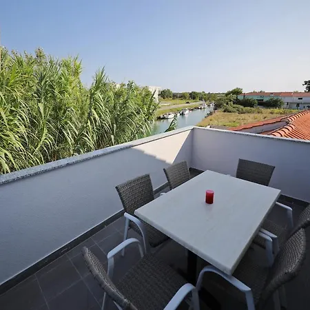 Seafront New Zdrijac Xi Apartment