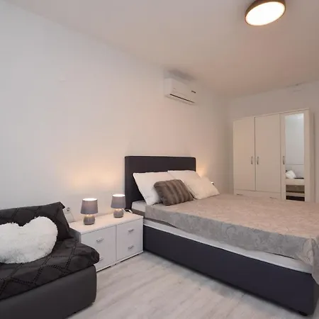 Apartment Seafront New Zdrijac Xi