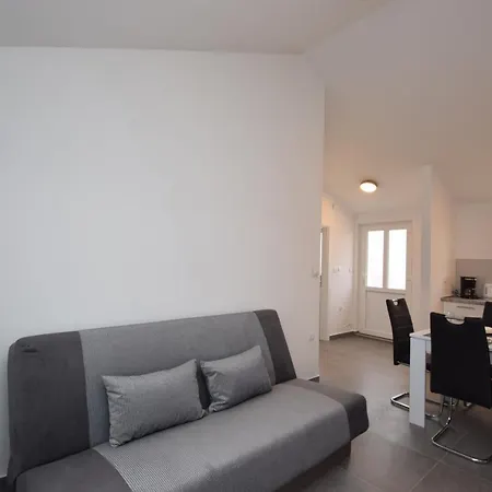 Seafront New Zdrijac Xi Apartment *